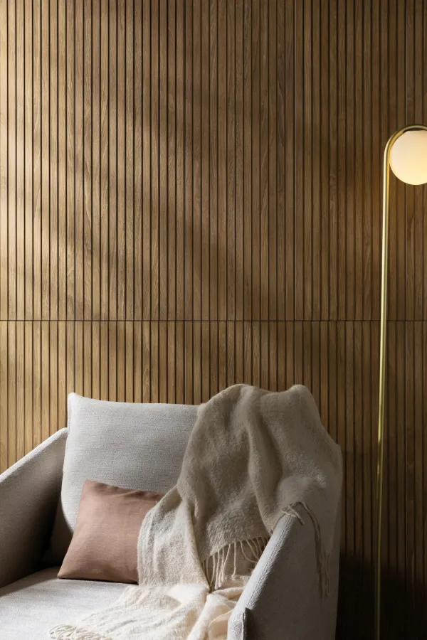 Espacio de la casa con azulejos efecto madera en tonos cálidos, colección Verbier de Peronda
