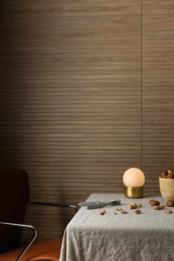 Espacio de la casa con azulejos efecto madera en tonos cálidos, colección Verbier de Peronda