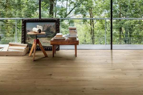Espacio de la casa con azulejos efecto madera en tonos cálidos, colección Vero de Marazzi
