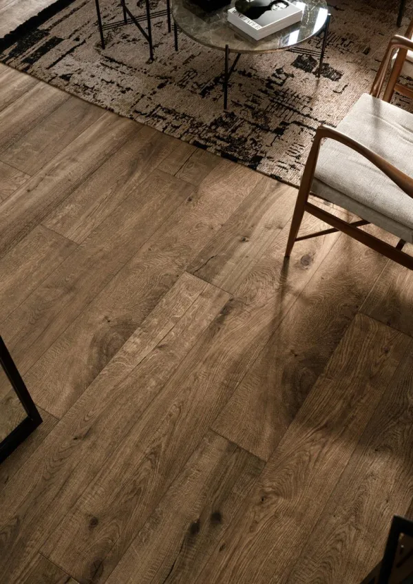Espacio de la casa con azulejos efecto madera en tonos cálidos, colección Vero de Marazzi