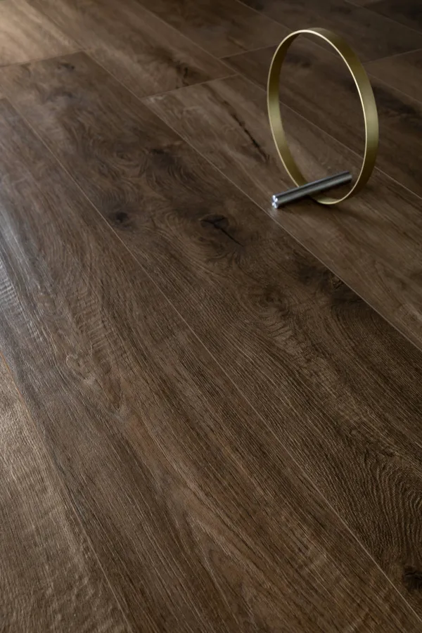 Espacio de la casa con azulejos efecto madera en tonos cálidos, colección Vero de Marazzi