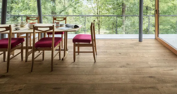 Espacio de la casa con azulejos efecto madera en tonos cálidos, colección Vero de Marazzi