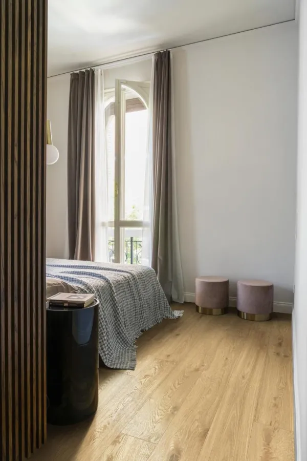 Espacio de la casa con azulejos efecto madera en tonos cálidos, colección Vero de Marazzi