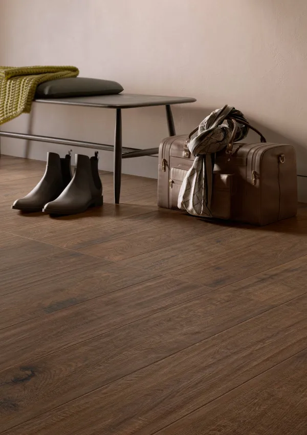 Espacio de la casa con azulejos efecto madera en tonos cálidos, colección Vero de Marazzi