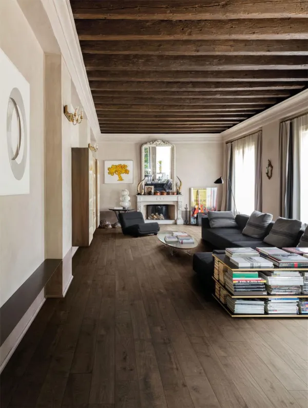 Espacio de la casa con azulejos efecto madera en tonos cálidos, colección Vero de Marazzi