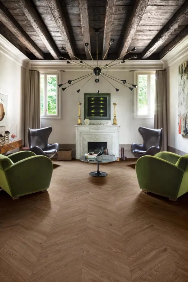 Espacio de la casa con azulejos efecto madera en tonos cálidos, colección Vero de Marazzi