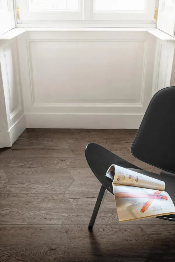 Espacio de la casa con azulejos efecto madera, colección Vero de Marazzi