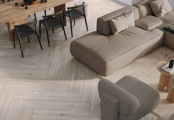 Espacio de la casa con azulejos efecto madera en tonos cálidos, colección Vielha de Alaplana