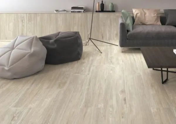 Espacio de la casa con azulejos efecto madera, colección Vilema de Alaplana