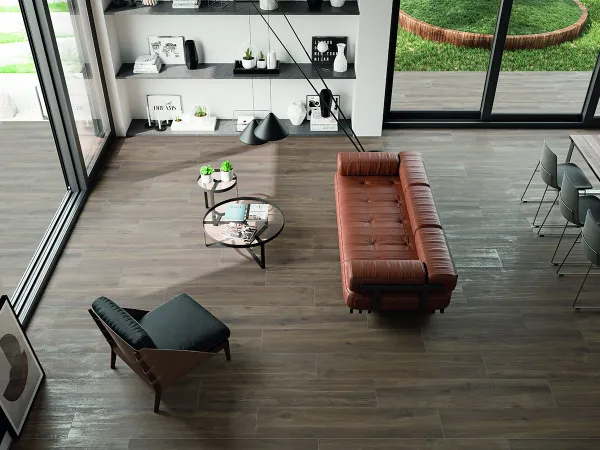 Espacio de la casa con azulejos efecto madera en tonos neutros, colección Volte de STN