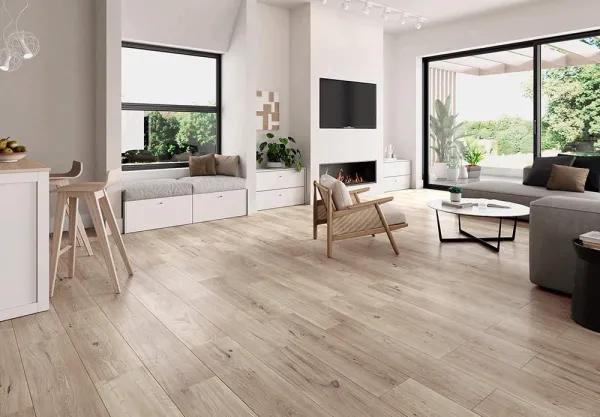Espacio de la casa con azulejos efecto madera en tonos cálidos, colección Westwood de Proconcept