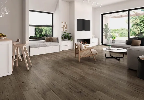 Espacio de la casa con azulejos efecto madera, colección Westwood de Proconcept
