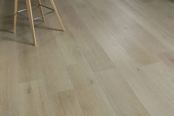 Espacio de la casa con azulejos efecto madera en tonos cálidos, colección Whistler de Peronda