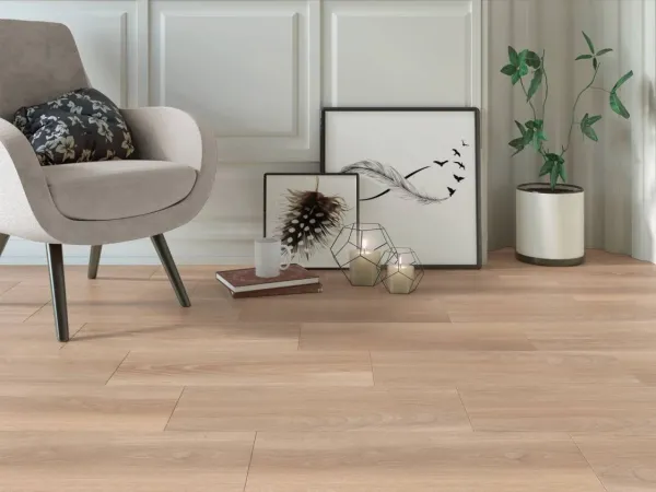 Espacio de la casa con azulejos efecto madera en tonos cálidos, colección Willow de Navarti