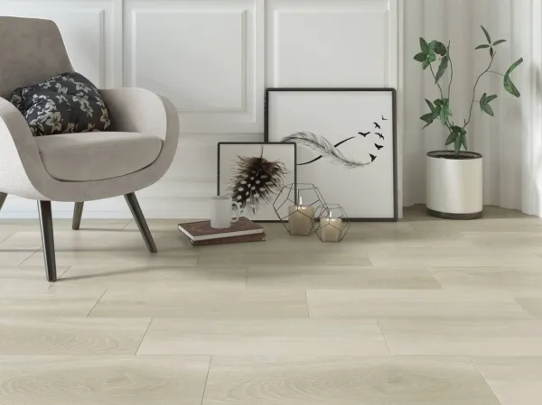 Espacio de la casa con azulejos efecto madera en tonos neutros, colección Willow de Navarti
