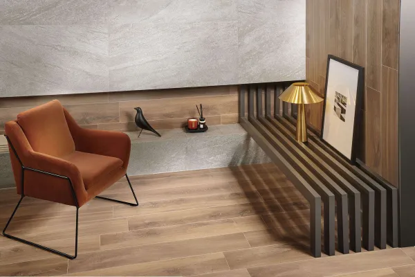 Espacio de la casa con azulejos efecto madera en tonos cálidos, colección Woodfeel de Metropol