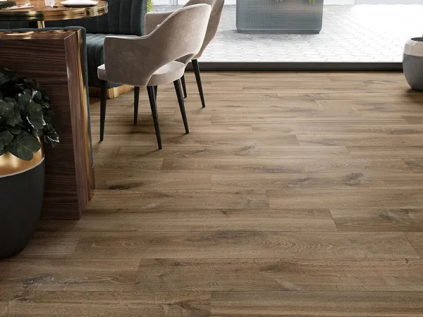 Espacio de la casa con azulejos efecto madera en tonos cálidos, colección Woodfeel de Metropol