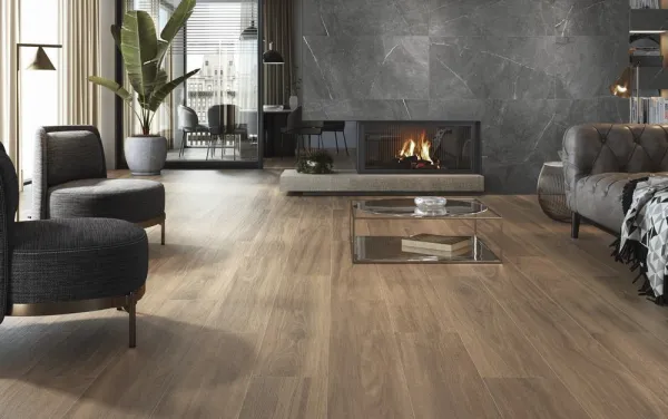 Espacio de la casa con azulejos efecto madera, colección Woodsense de Colorker