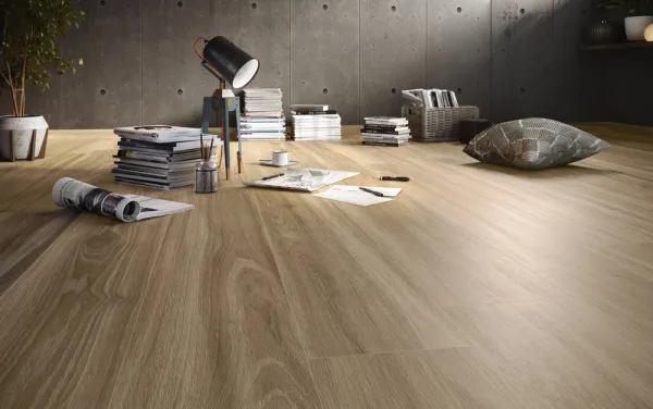 Espacio de la casa con azulejos efecto madera en tonos cálidos, colección Woodsense de Colorker