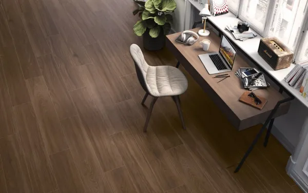 Espacio de la casa con azulejos efecto madera en tonos cálidos, colección Woodsense de Colorker