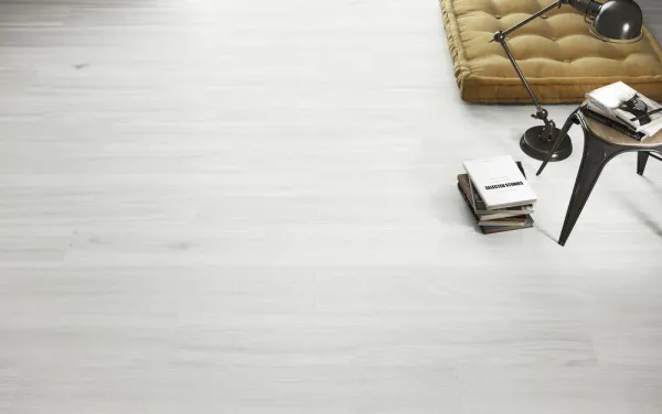 Espacio de la casa con azulejos efecto madera en tonos neutros, colección Woodsense de Colorker