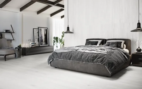 Espacio de la casa con azulejos efecto madera en tonos neutros, colección Woodsense de Colorker