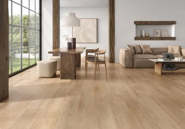 Espacio de la casa con azulejos efecto madera en tonos cálidos, colección Woodside de Colorker