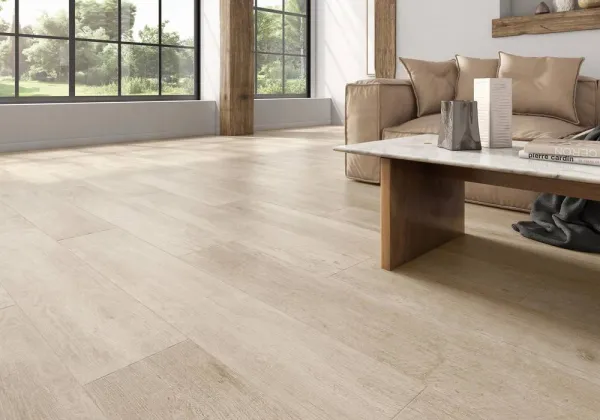 Espacio de la casa con azulejos efecto madera en tonos cálidos, colección Woodside de Colorker