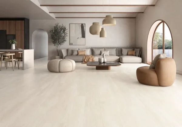 Espacio de la casa con azulejos efecto madera en tonos cálidos, colección Zabâ de Colorker