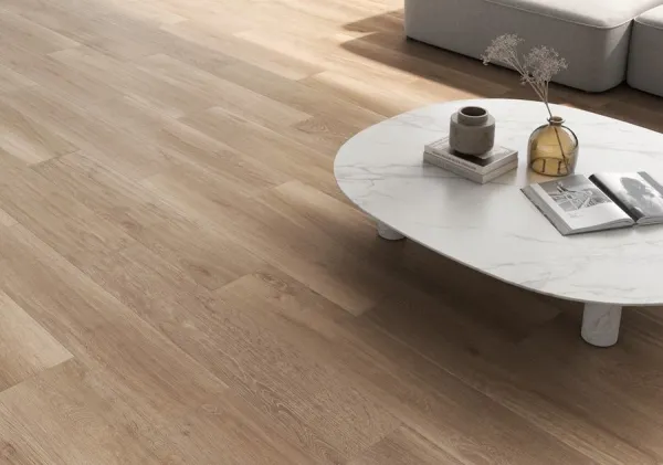 Espacio de la casa con azulejos efecto madera en tonos cálidos, colección Zabâ de Colorker
