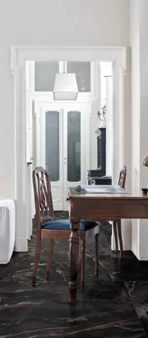 Espacio de la casa con azulejos efecto mármol en tonos neutros, colección Allmarble de Marazzi