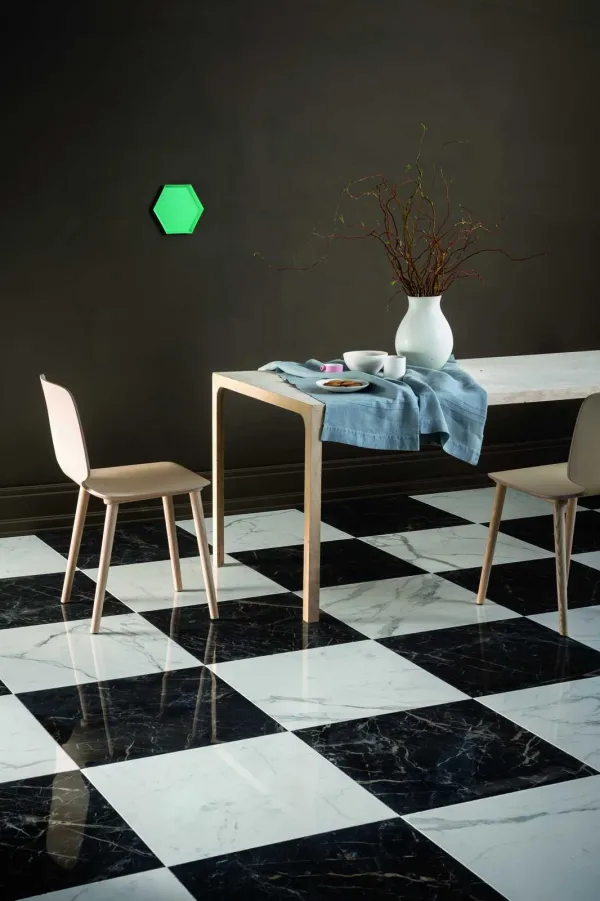 Espacio de la casa con azulejos efecto mármol, colección Allmarble de Marazzi
