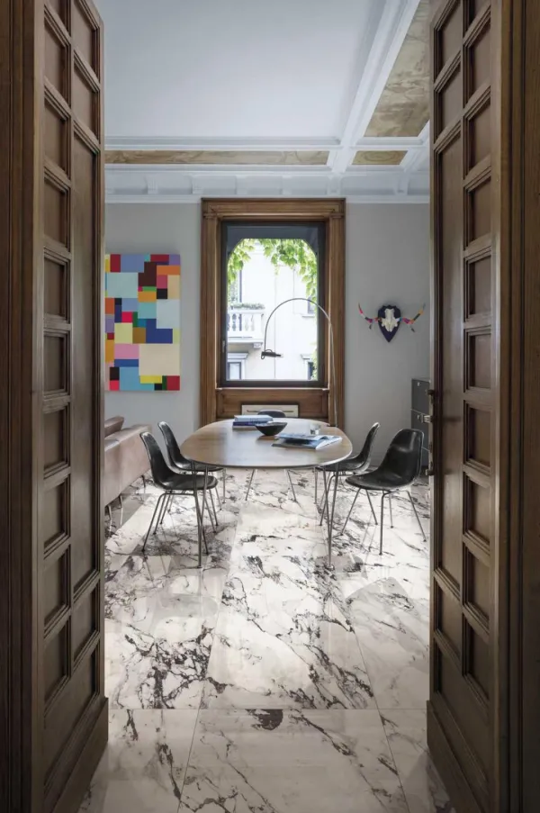 Espacio de la casa con azulejos efecto mármol, colección Allmarble de Marazzi