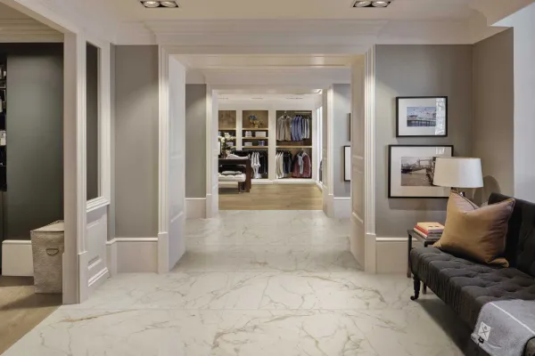Espacio de la casa con azulejos efecto mármol en tonos cálidos, colección Allmarble de Marazzi