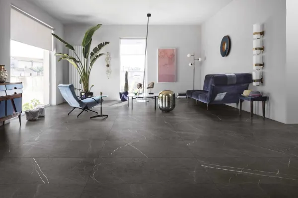 Espacio de la casa con azulejos efecto mármol en tonos neutros, colección Allmarble de Marazzi