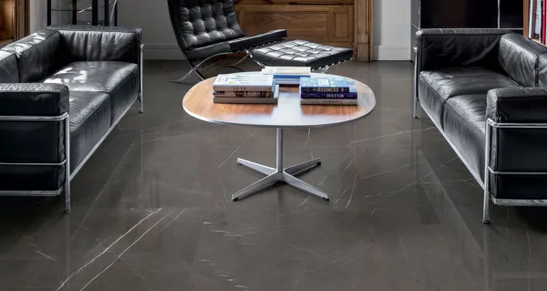 Espacio de la casa con azulejos efecto mármol en tonos neutros, colección Allmarble de Marazzi