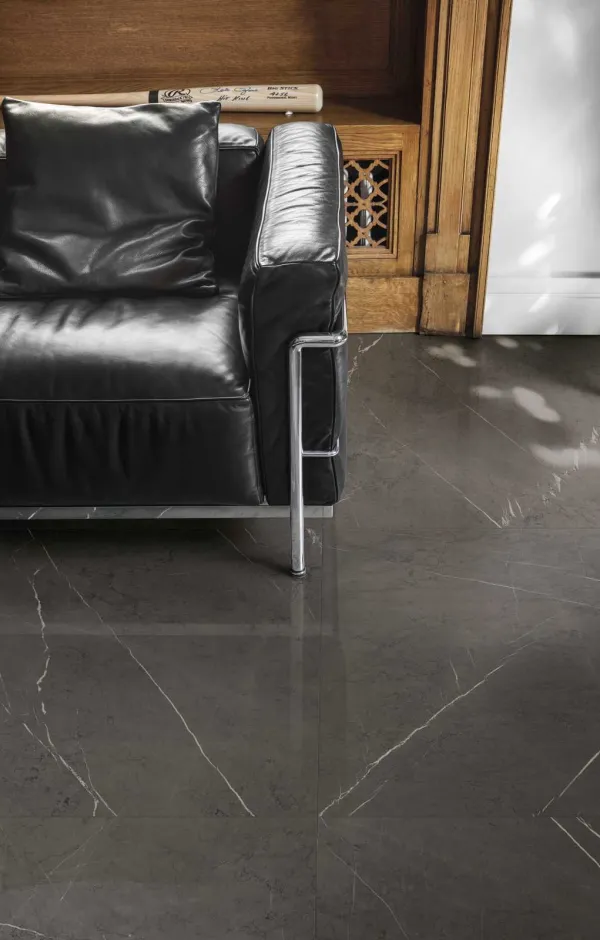 Espacio de la casa con azulejos efecto mármol en tonos neutros, colección Allmarble de Marazzi