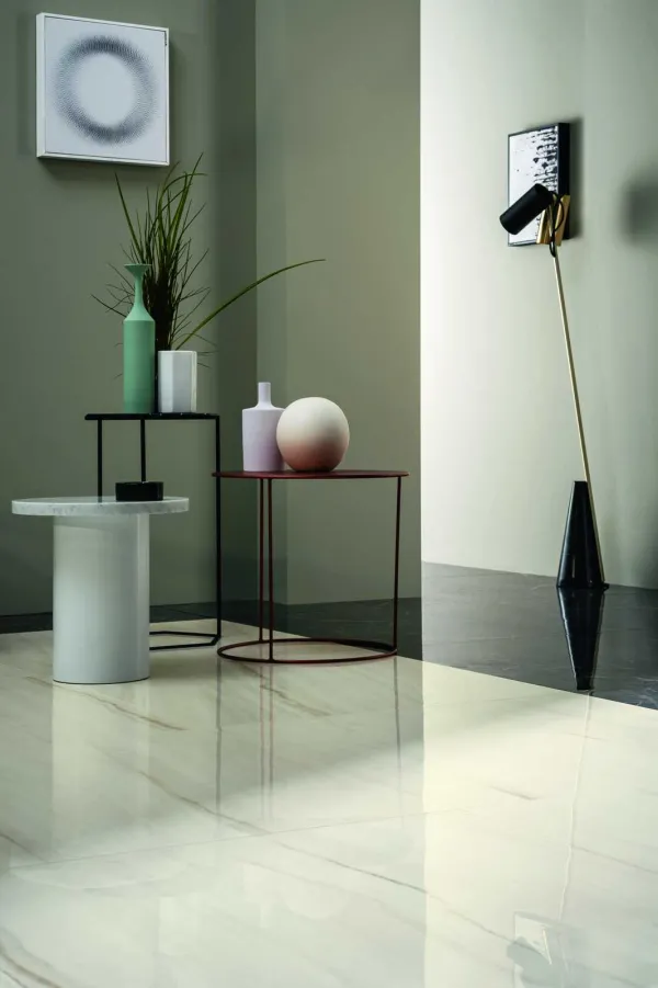 Espacio de la casa con azulejos efecto mármol, colección Allmarble de Marazzi