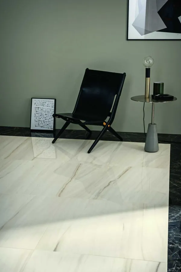 Espacio de la casa con azulejos efecto mármol, colección Allmarble de Marazzi