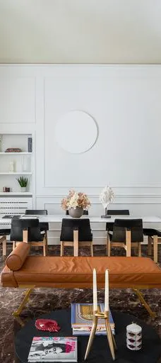 Espacio de la casa con azulejos efecto mármol, colección Allmarble de Marazzi