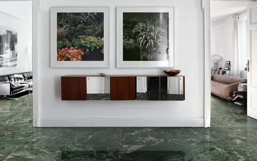 Espacio de la casa con azulejos efecto mármol en tonos fríos, colección Allmarble de Marazzi