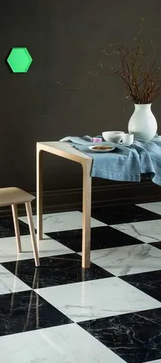 Espacio de la casa con azulejos efecto mármol, colección Allmarble de Marazzi
