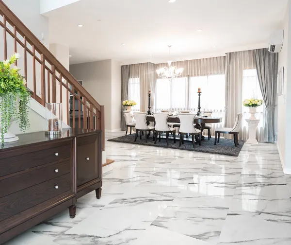 Espacio de la casa con azulejos efecto mármol en tonos neutros, colección Anthea de Keratile