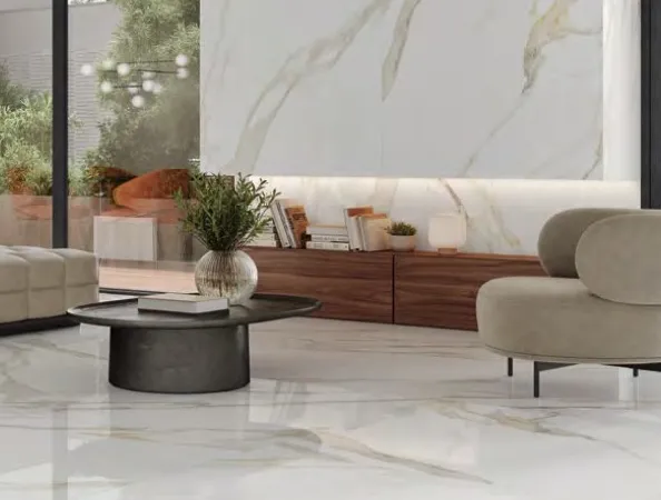 Espacio de la casa con azulejos efecto mármol en tonos neutros, colección Antik de Alaplana