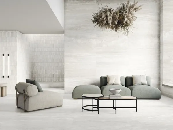 Espacio de la casa con azulejos efecto mármol en tonos neutros, colección Athena de Colorker