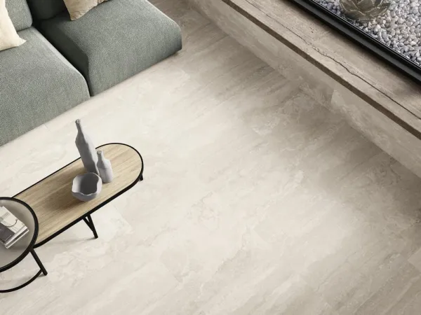 Espacio de la casa con azulejos efecto mármol en tonos neutros, colección Athena de Colorker