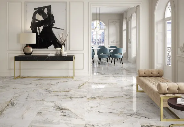 Espacio de la casa con azulejos efecto mármol en tonos neutros, colección Cromat pisa de Pamesa