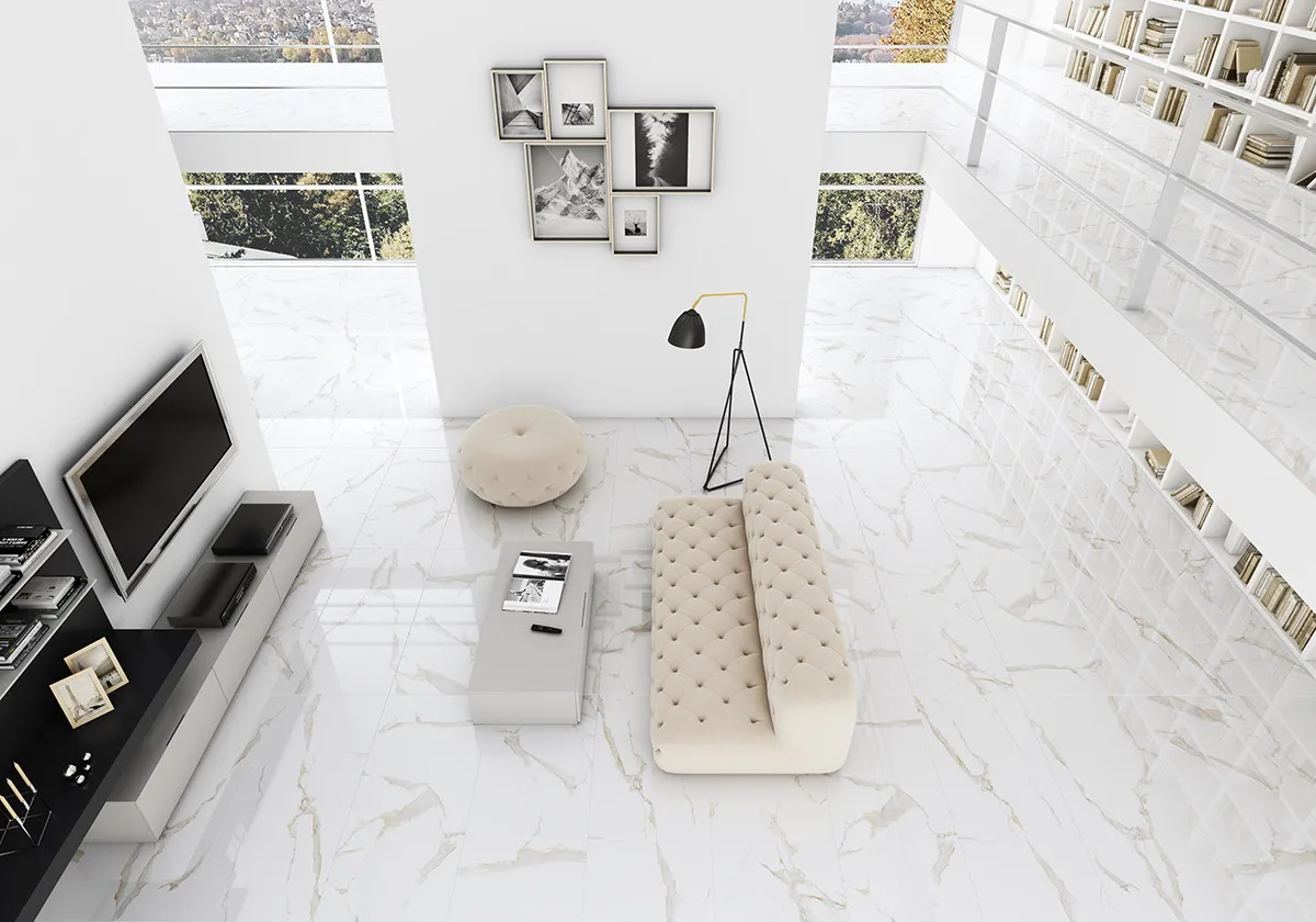 Espacio de la casa con azulejos efecto mármol en tonos neutros, colección Domus de Intermatex