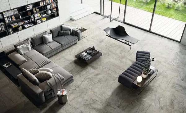 Espacio de la casa con azulejos efecto mármol en tonos neutros, colección Essence de Fanal
