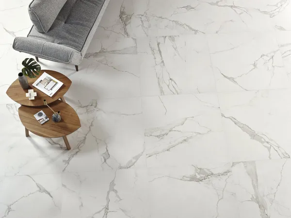 Espacio de la casa con azulejos efecto mármol en tonos neutros, colección Le blanc de Durstone